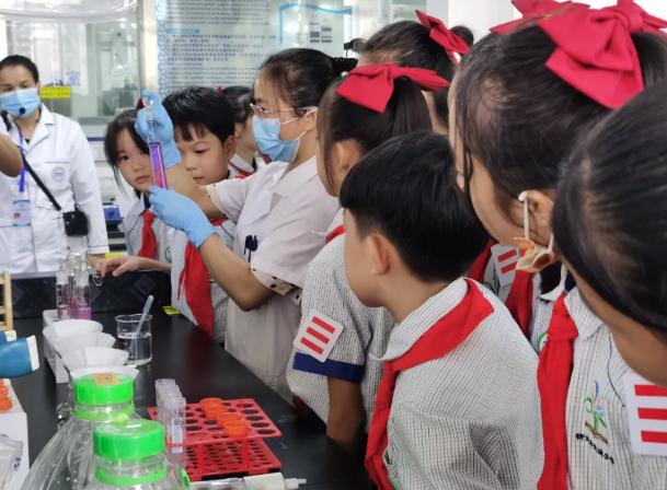 广西柳州小学生们走进实验室感受螺蛳粉魅力