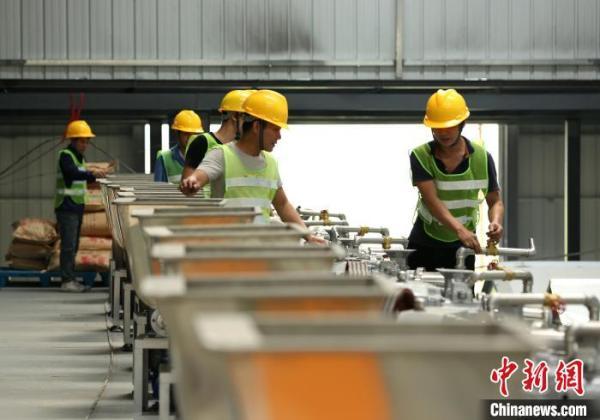 螺蛳粉火爆带热原料需求 米粉厂开到广西山村助力乡村振兴